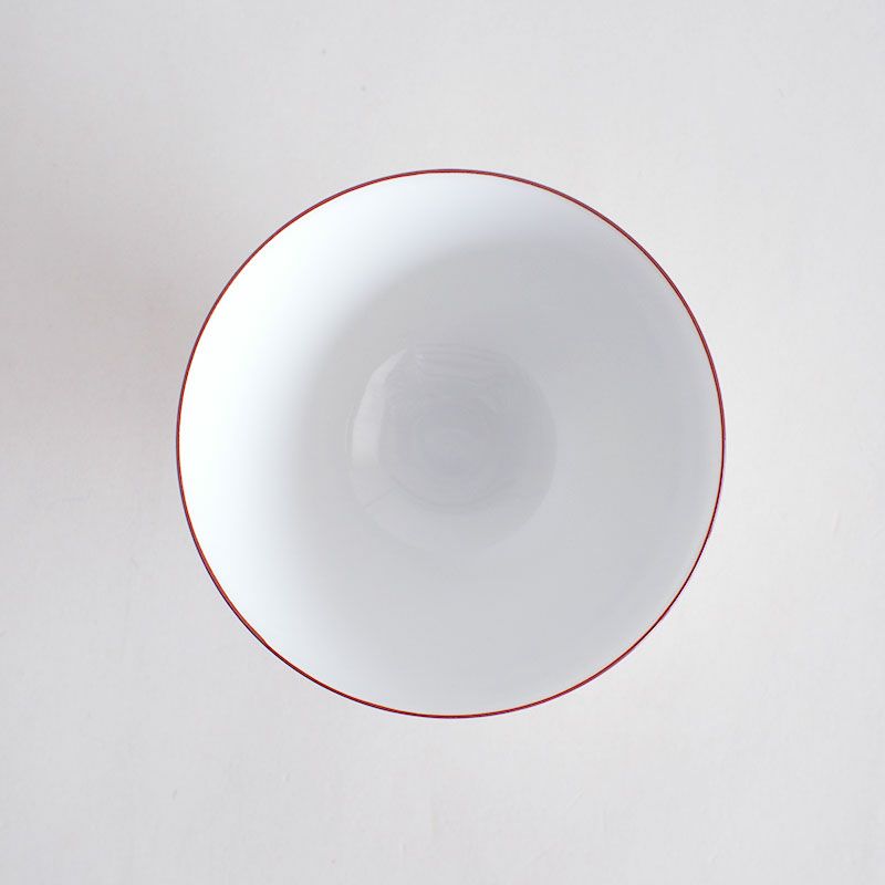 口縁の赤いラインがアクセントになっています