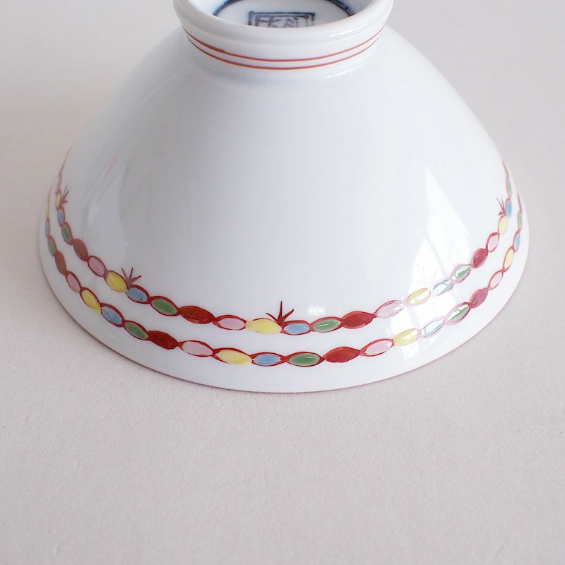 花に見立てた絵柄が繋がり上品な印象です