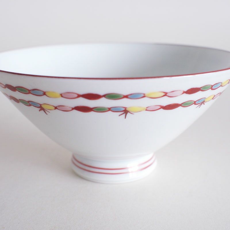 花に見立てた絵柄が繋がり上品な印象です