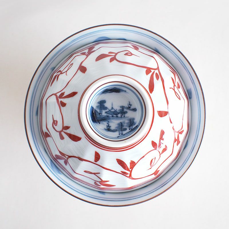 蓋の高台にも山水が描かれています