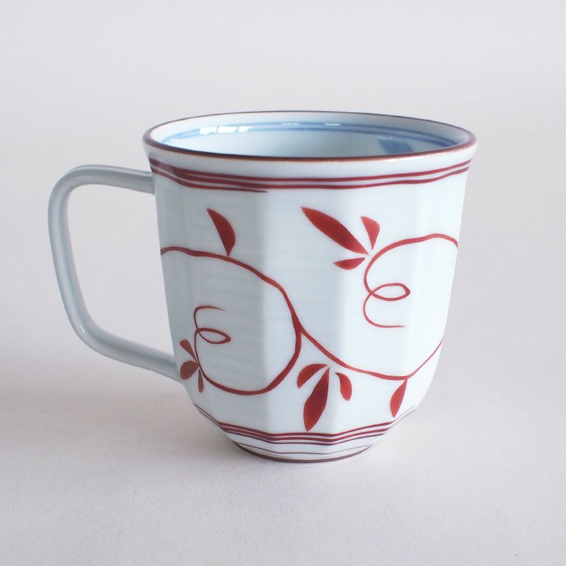 手描きの唐草模様と内側に山水が描かれたマグです