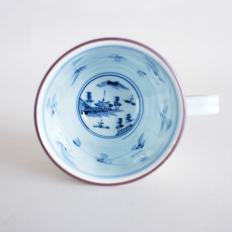 内側に描かれた淡い色調の山水画