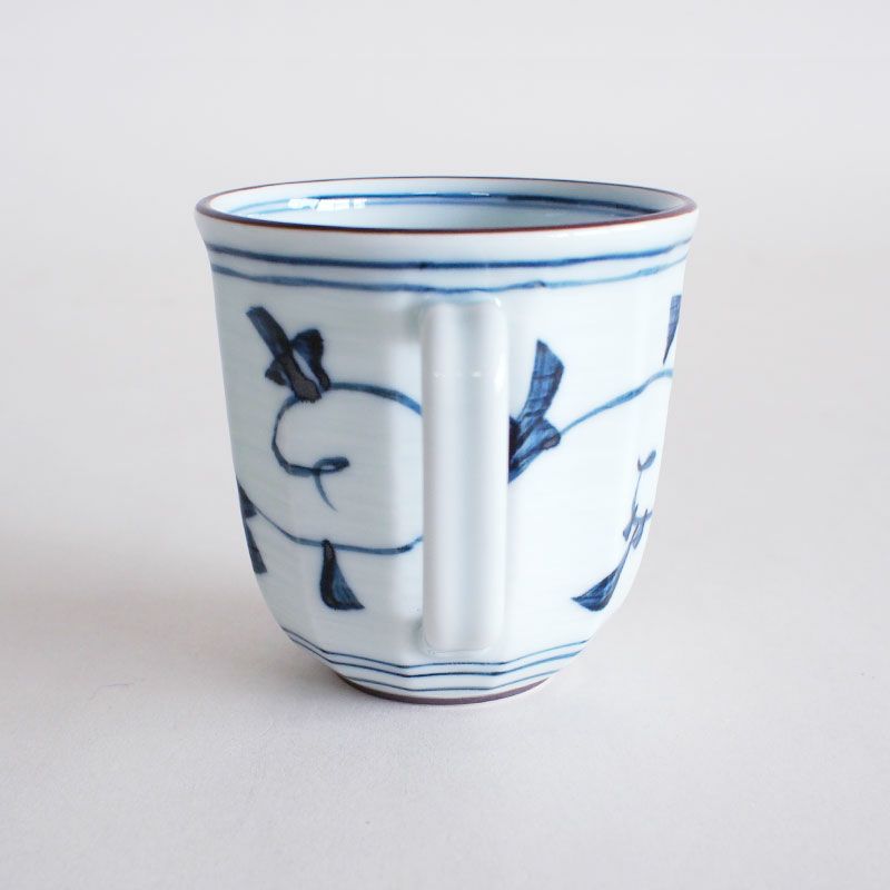 手描きによる唐草模様が白磁に映えます