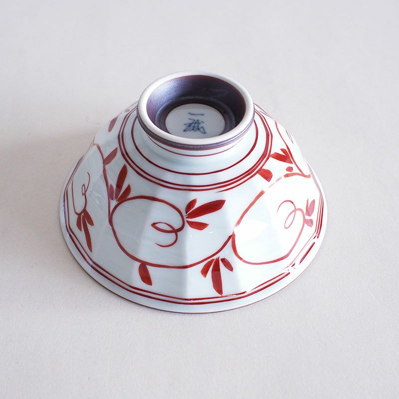 手描きによる唐草模様が白磁に映えます