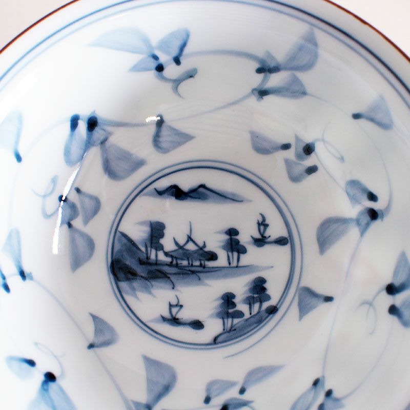 表面と内側の異なる趣を楽しめる器です