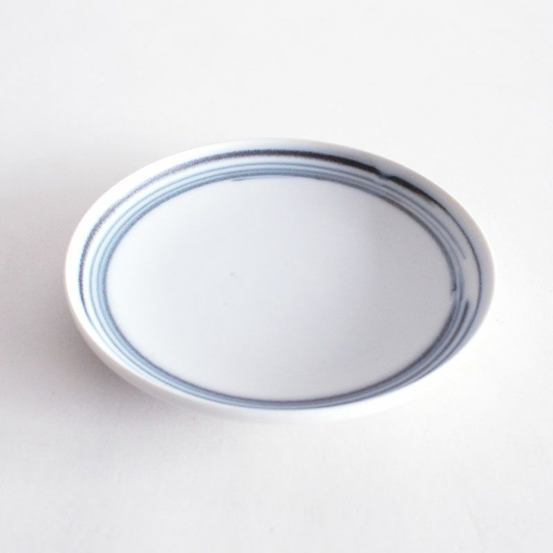 シンプルな形状で合わせやすい器です