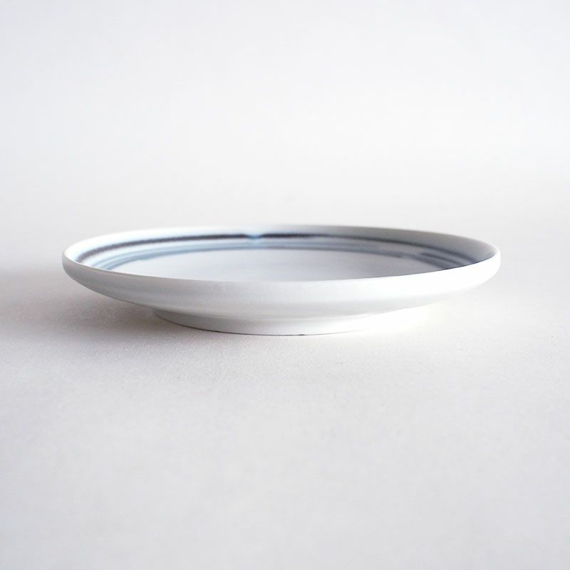 浅めの形状で使い勝手のよいうつわです