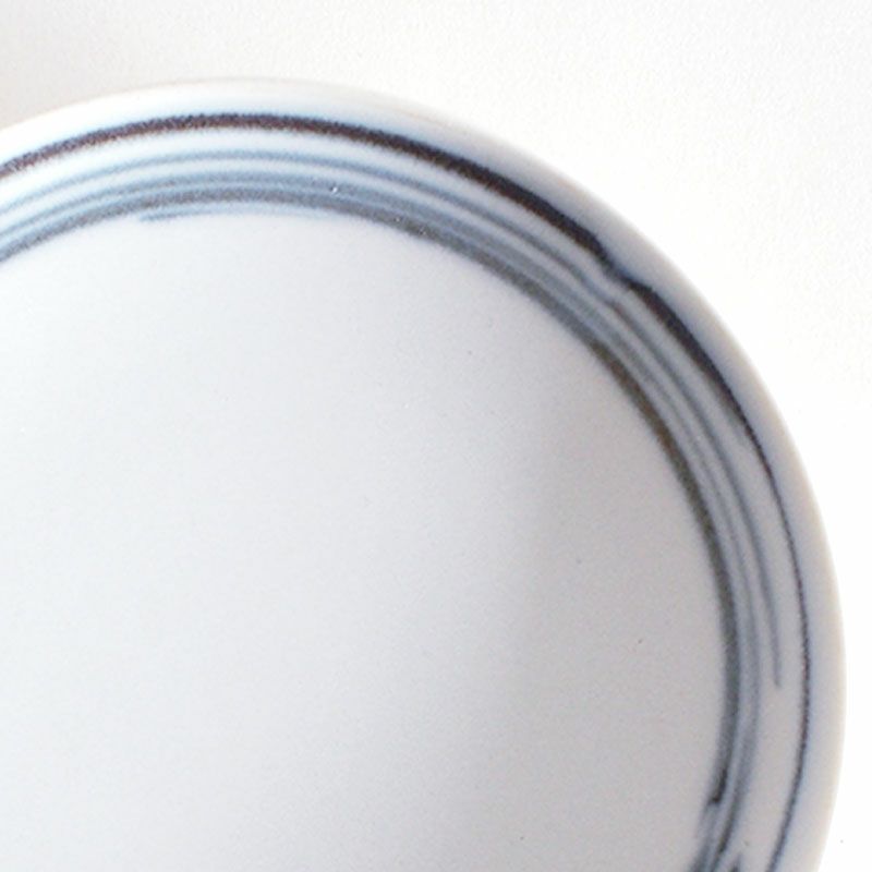 太さの異なるン滲んだ線がアクセントになっています