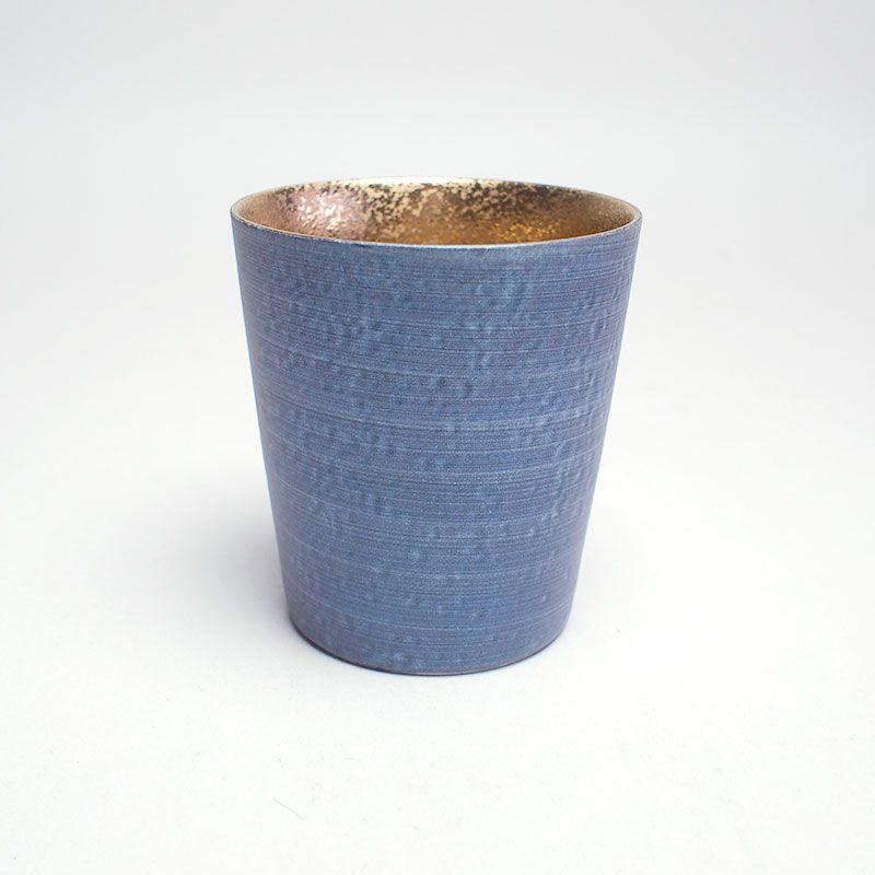 ざらりとした線状の釉薬が印象的です