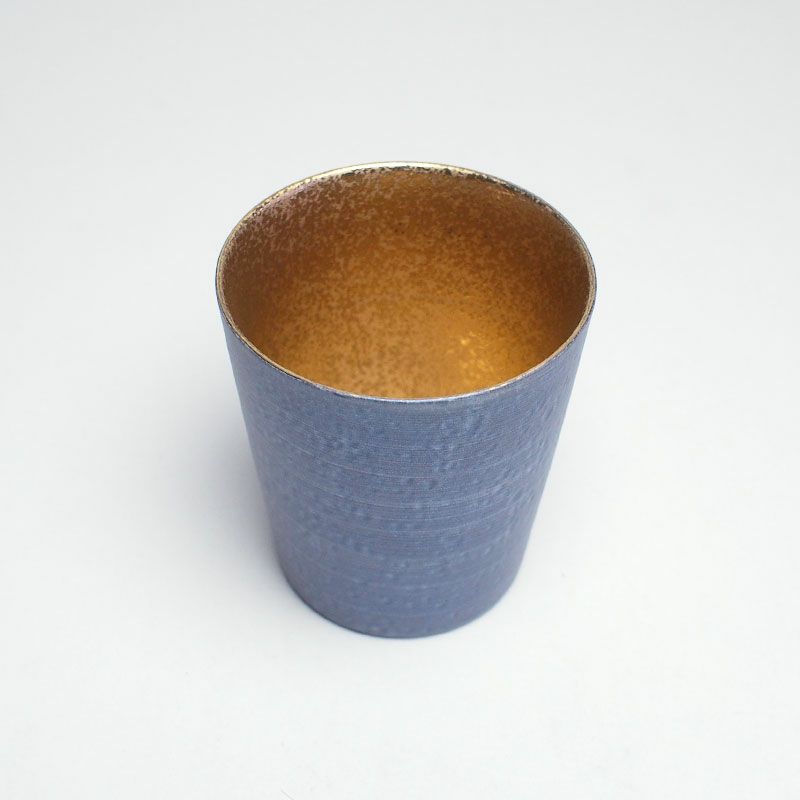 内側には煌びやかな金彩が施されています