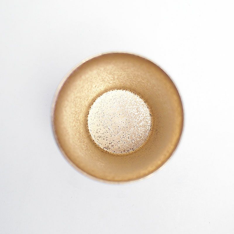 内側には煌びやかな金彩が施されています