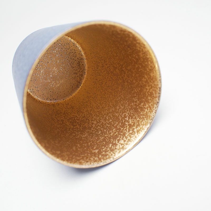 煌びやかな金彩が施されています