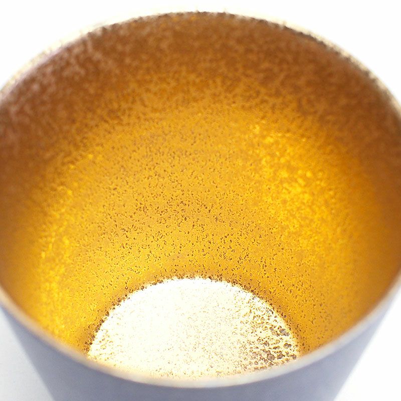 煌びやかな金彩が施されています