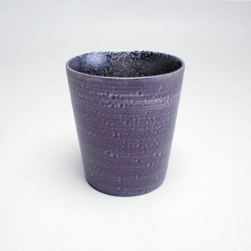 ざらりとした線状の釉薬が印象的です