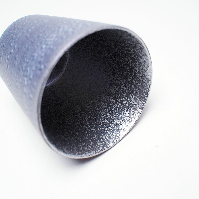 煌びやかな銀彩が施されています