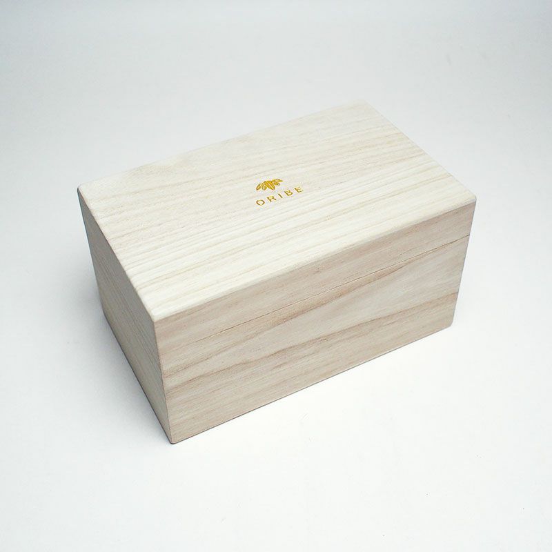 桐箱に収められ贈り物に最適です