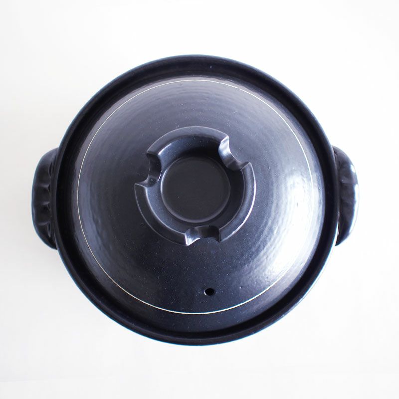 高い耐熱性を誇る萬古焼の土鍋です