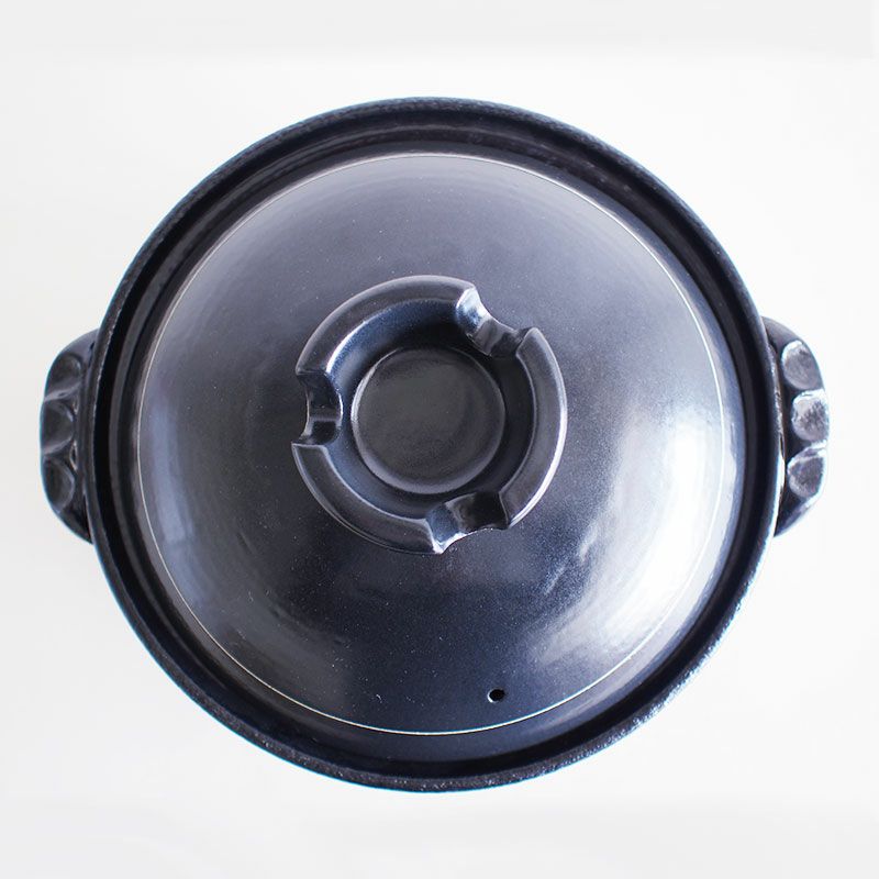 高い耐熱性を誇る萬古焼の土鍋です