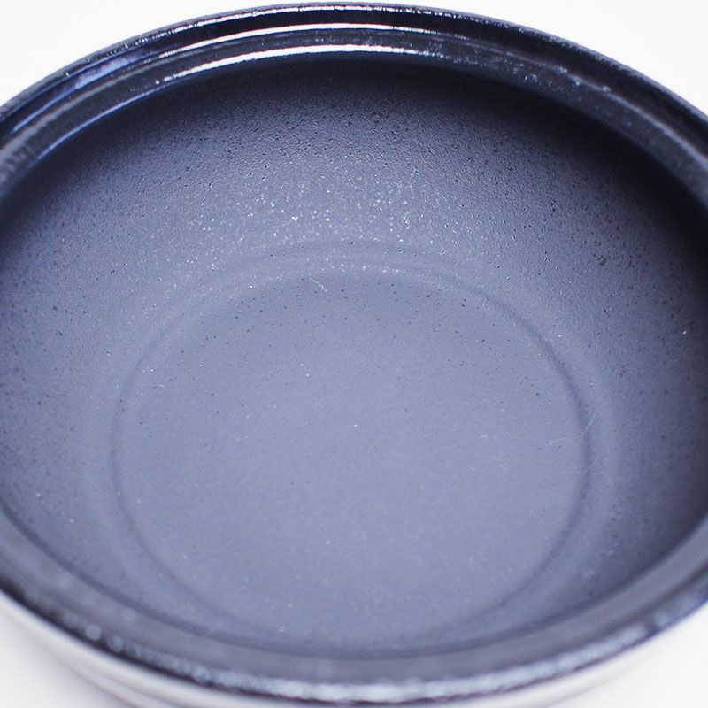 内側はざらついたマットな仕上がりです