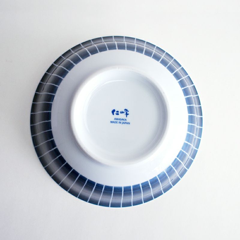 側面は藍色の十草柄が施されています