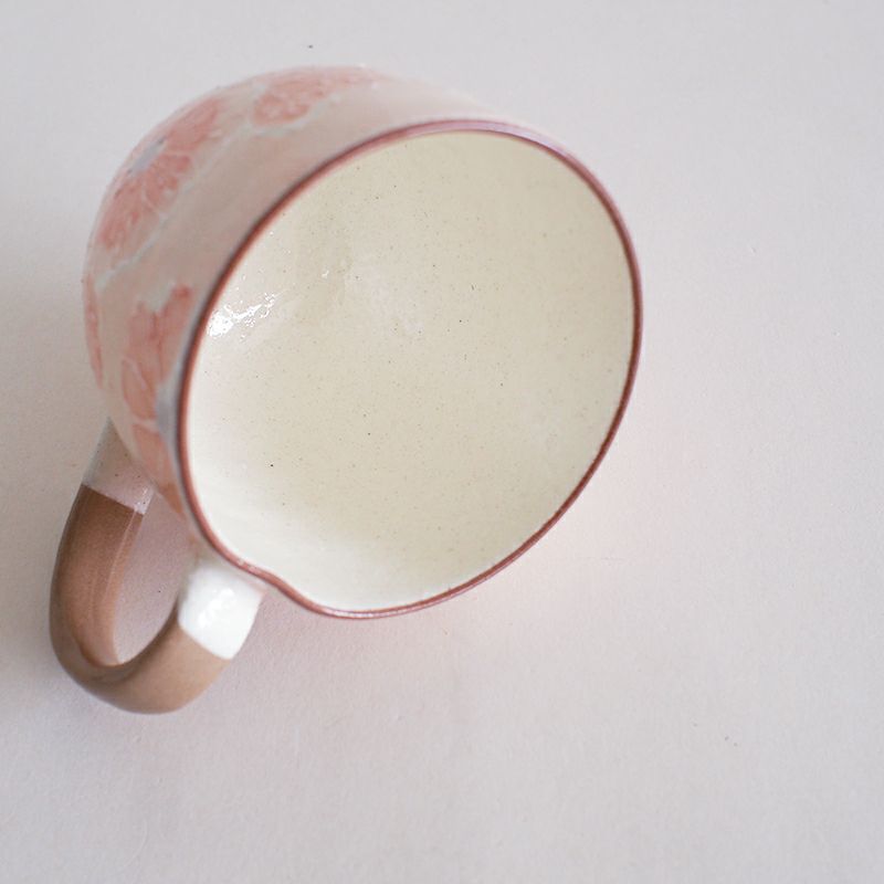 親指が乗せやすい窪みがあります