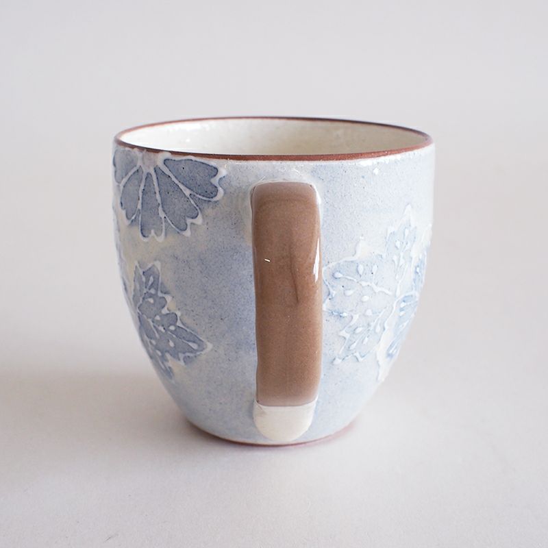 淡い色合いに描かれた花柄が印象的です