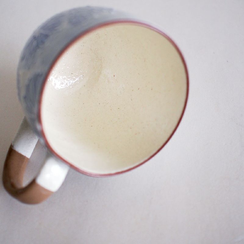 親指が乗せやすい窪みがあります