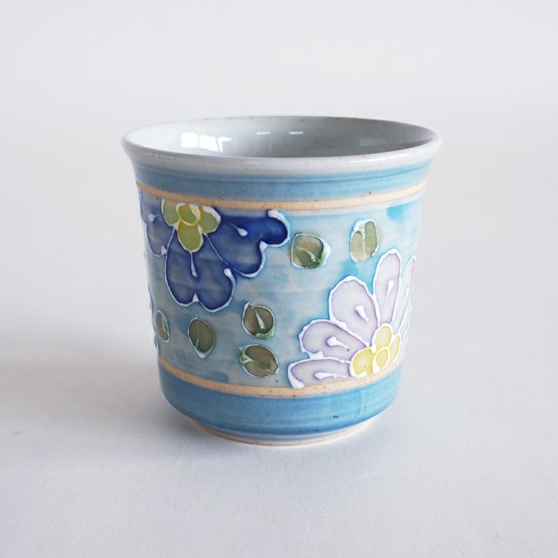 淡い色合いに描かれた花柄が印象的です