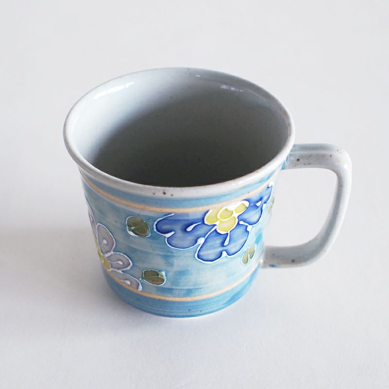 軽くて持ちやすいマグカップです