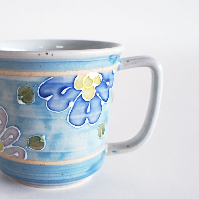 淡い色合いと一珍で描かれた立体感のある花柄