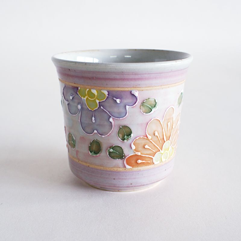 淡い色合いに描かれた花柄が印象的です