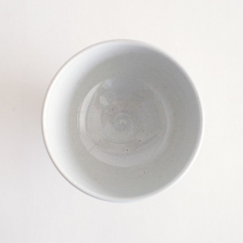 暖かみのある灰色がかった釉薬