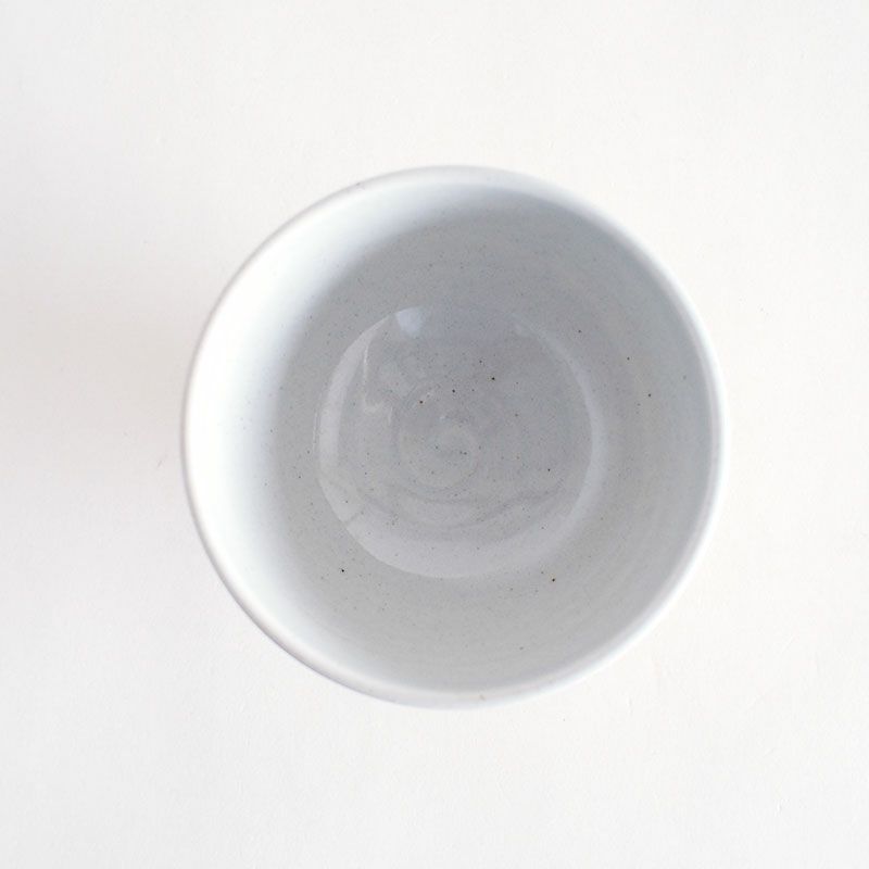 暖かみのある灰色がかった釉薬