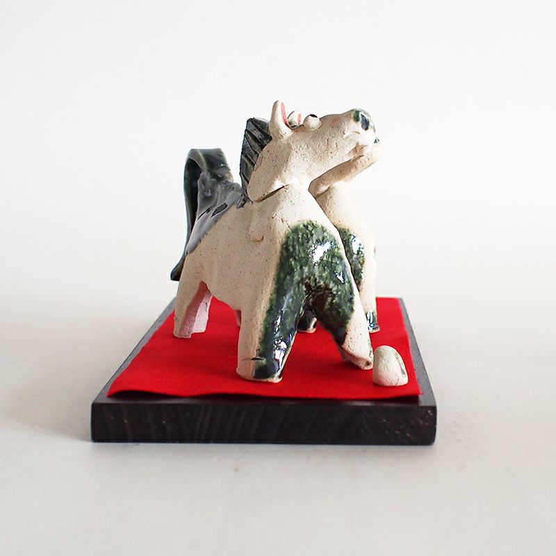 型を使わず手作りに拘り、丁寧な手作業で作られています