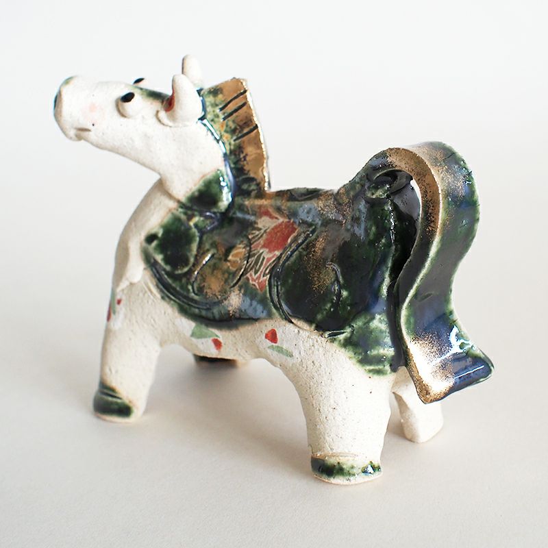 ところどころに金絵具で装飾されており華やかな雰囲気です