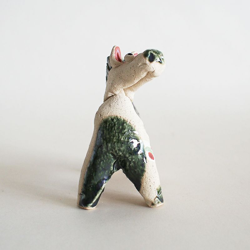 ぴょんぴょんと跳ねまわりそうな元気な馬です