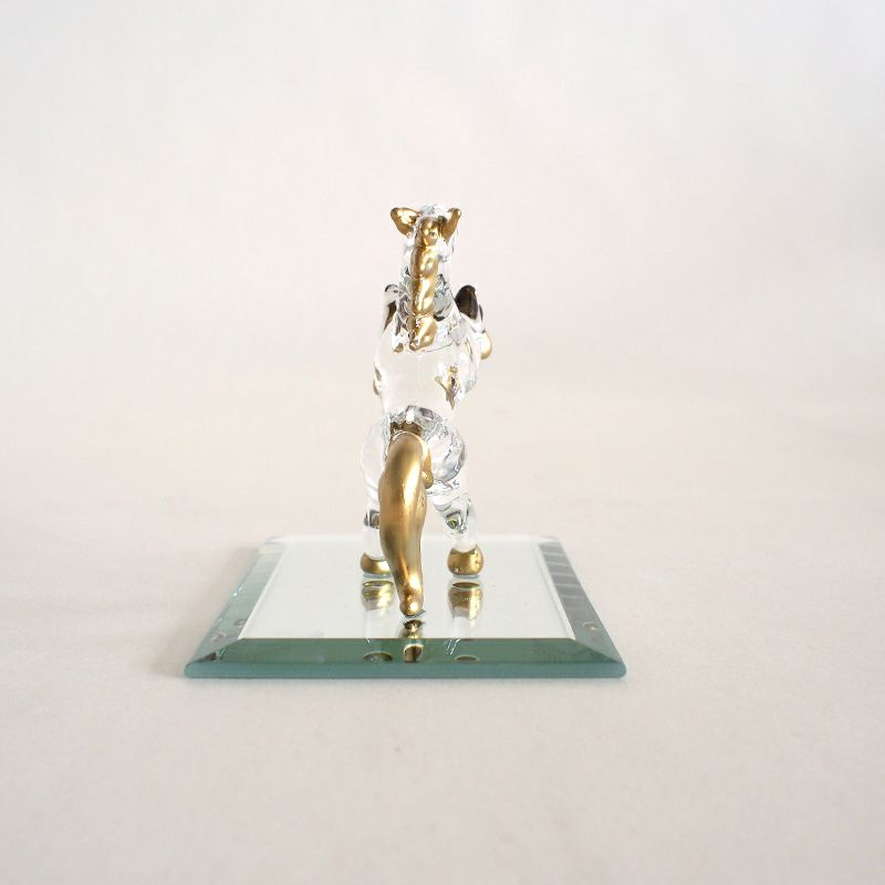 ガラス板と馬は接着されていて一体になっています