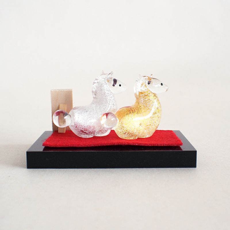 手造りガラスの愛らしい午の置物です