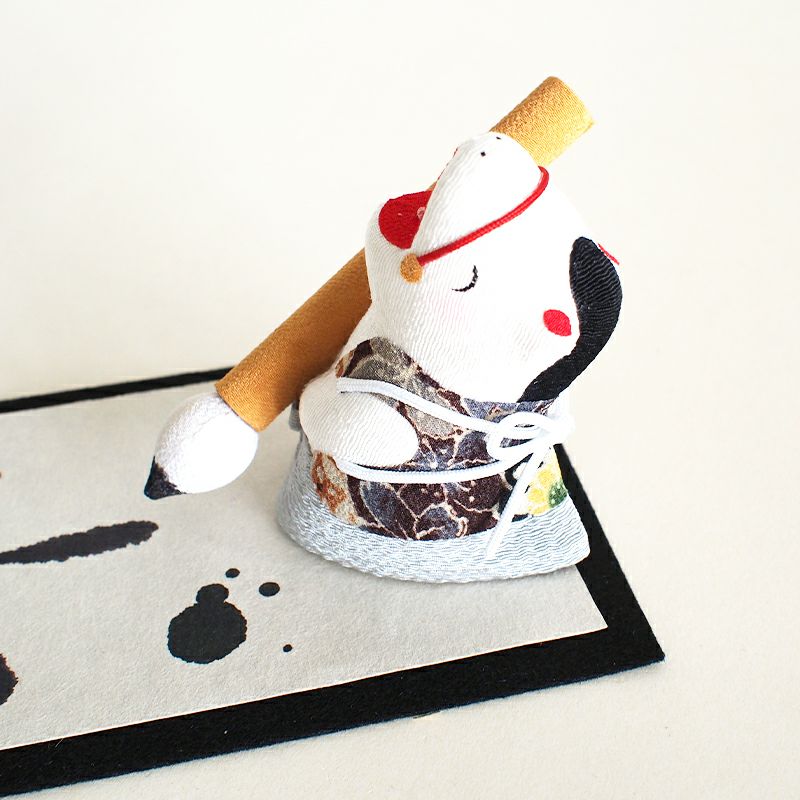 本当に書初めをしているような干支の置物です