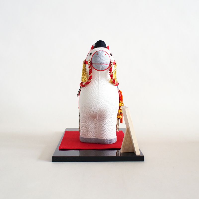 午は力強く駆ける馬の姿から、発展や成功を導くと信じられています