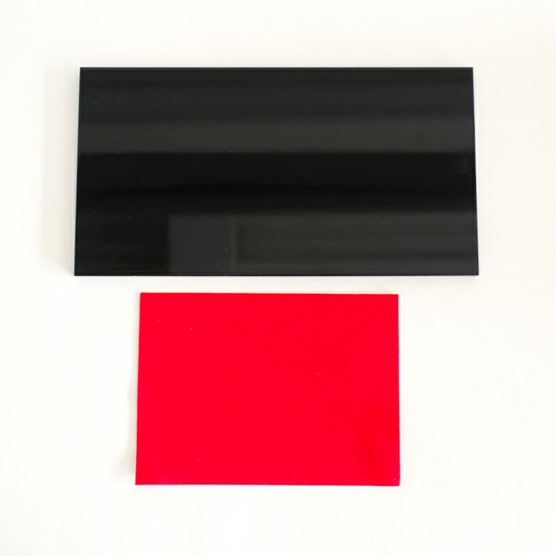 黒塗り板と毛氈がセットになっています