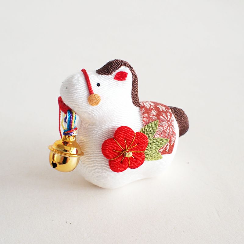 口に鈴を加えたかわいい午、梅のアップリケがついています