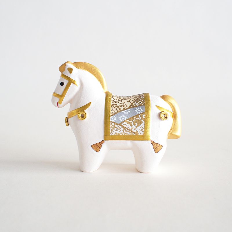 午は力強く駆ける馬の姿から、発展や成功を導くと信じられています