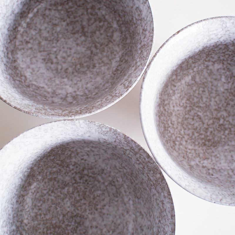 釉薬の掛かり具合で個体ごとに異なる趣があります