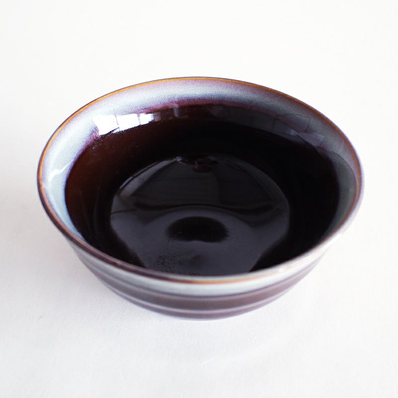 シックな色合いの丼です