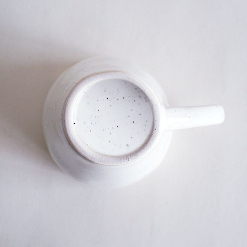 ゆがみのある素朴な形状が魅力です