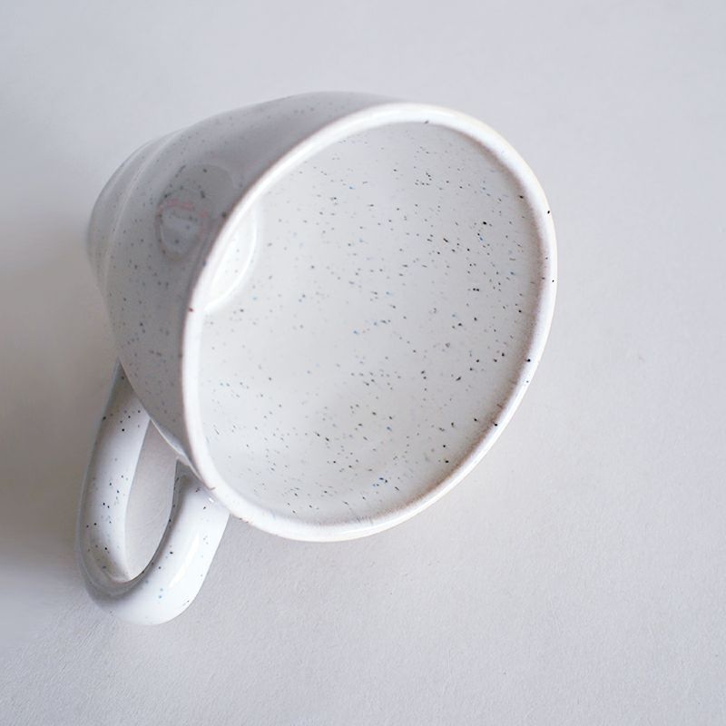 ゆがみのある素朴な形状が魅力です