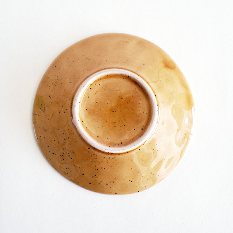 飽きのこない素朴な色合いです