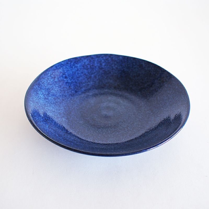 深いブルーの深皿です