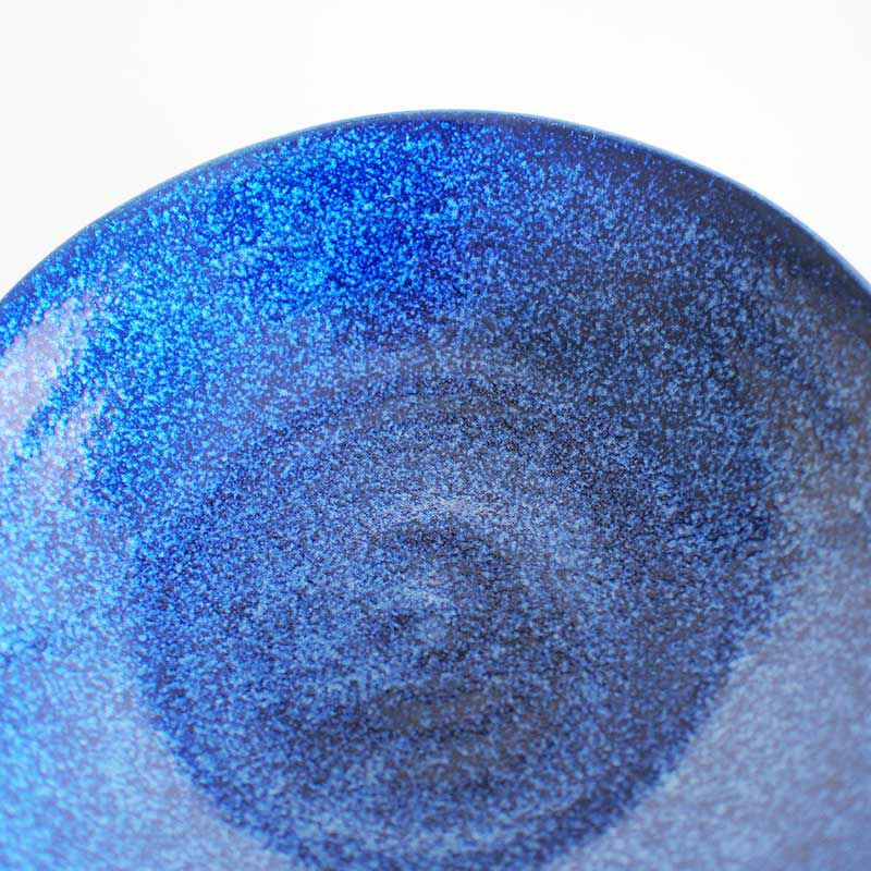 料理が映える深い色合いです